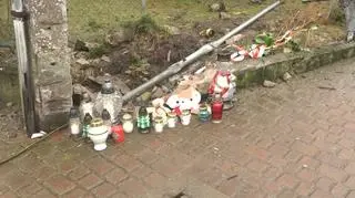 Mieszkańcy i turyści przynoszą na miejsce tragedii znicze i pluszaki
