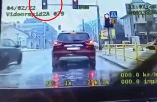 Gdy auto wjeżdżało na skrzyżowanie paliło się żółte