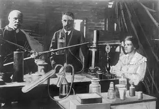 Maria Skłodowska-Curie i jej mąż Pierre w laboratorium w Paryżu