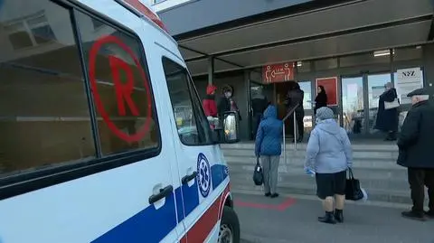 17-latek uderzył quadem w drzewo. Miał zapalenie płuc. Lekarze, policjanci, strażacy na kwarantannie 