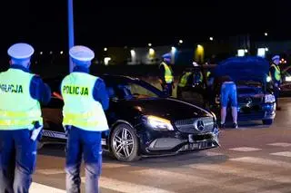Nielegalny zlot fanów motoryzacji w Komornikach pod Poznaniem
