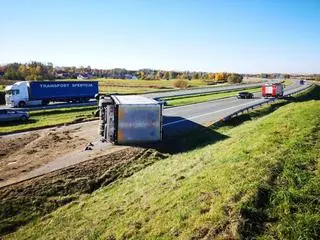 Ciężarówka przewróciła się na A4