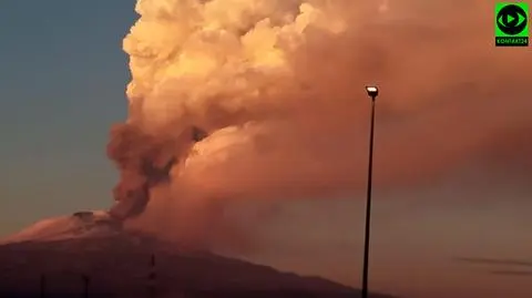 "Pokazał się różowy dym, całe niebo zrobiło się czerwone". Erupcja Etny 