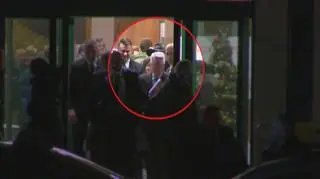 Moment, w którym kierowca wsiada do limuzyny w Toruniu