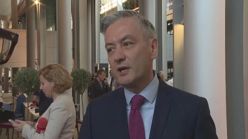 Symboliczne pokazanie Polkom i Polakom gdzie ci państwo mają Polskę i Unię