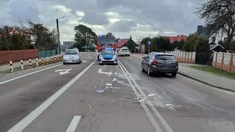 Wiadra ze śledziami na jezdni. Policja szuka kierowcy, który zgubił ładunek