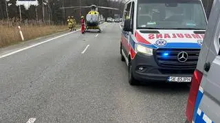 Odłamek asfaltu przebił szybę i zranił kierowcę