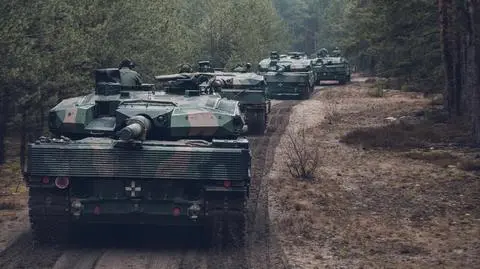 Czołgi Leopard 2PL już w 10 Brygadzie Kawalerii Pancernej. Wieże w położeniu marszowym, lufami do tyłu