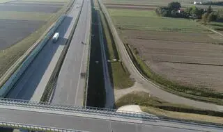 Miejsce, gdzie zatrzymała się płonąca kia po zderzeniu z rozpędzonym bmw