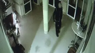 Mężczyzna skrada się do skarbonki