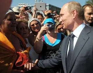 Putin wita się z mieszkańcami Genendżyku. Zdjęcie archiwalne 