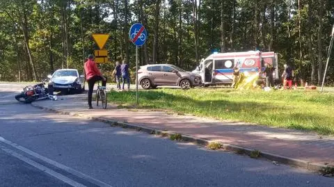 Motocyklista zderzył się z autem. Mężczyzna nie żyje
