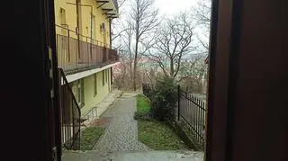 W tym miejscu znaleziono ranną kobietę