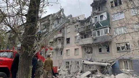 Zełenski: Ponad 50 bloków i domów ostrzelanych rakietami. Pod gruzami zabici