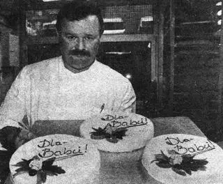 Witold Stebner z torcikami "Dla Babci"