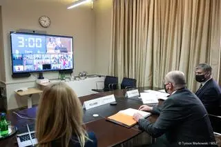 Minister spraw zagranicznych Zbigniew Rau podczas wideokonferencji