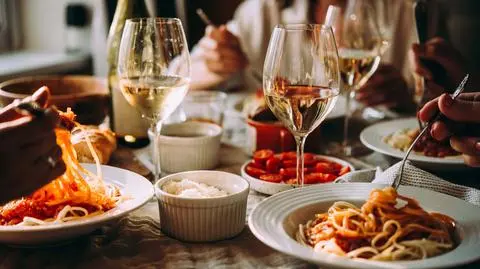 restauracja jedzenie pasta makaron obiad kolacja shutterstock_1206985765