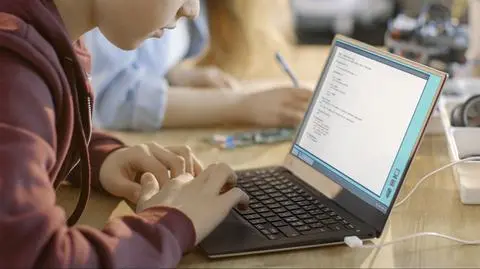Laptopy dla czwartoklasistów. Znamy listę dostawców