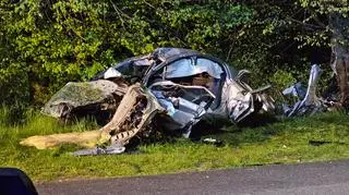Zderzyli się na prostej drodze, jeden 18-latek nie żyje, drugi w szpitalu 