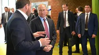 Putin w siedzibie firmy Yandex. Po lewej stronie stoi Arkadij Wołoż. Zdjęcie z 21 września 2017 roku  