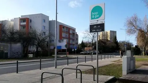 Miasto walczy z hulajnogami. Pozostawione na środku chodnika dalej będą naliczać opłaty