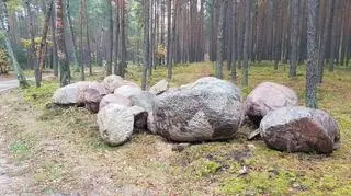 Głazy które miały być użyte do budowy trasy rowerowej zostały skradzione prawdopodobnie we wtorek 5 lipca