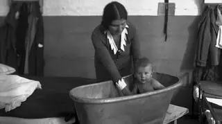 Rita Gorgonowa w celi kąpie swoją córkę Ewę