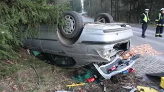 Rozbite bmw po wypadku leżało na dachu