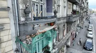 Fragment balkonu runął na chodnik