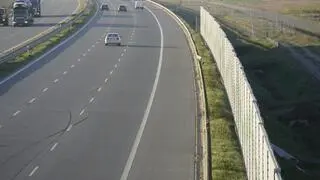 Ślady pozostawione przez uszkodzone bmw i widoczne wygięcie bariery energochłonnej