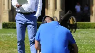 Jarosław Kuźniar na dziedzińcu zamku