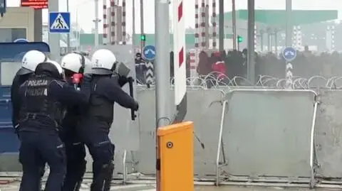 Policjanci na przejściu granicznym