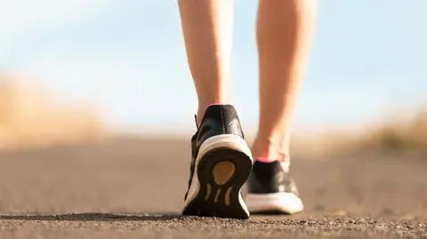 chodzenie spacer bieg nogi buty AdobeStock_99599801