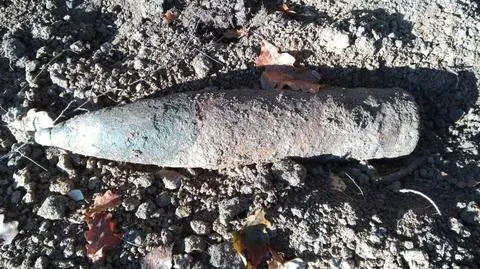 Remontowali drogę, wykopali pocisk