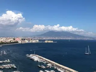 Wezuwiusz górujący nad Neapolem