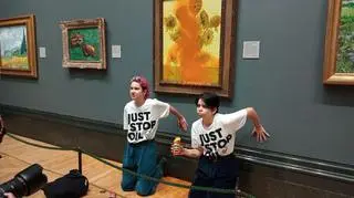Aktywistki klimatyczne z ruchu Just Stop Oil przed oblanymi zupą Słonecznikami van Gogha. National Portrait Gallery w Londynie