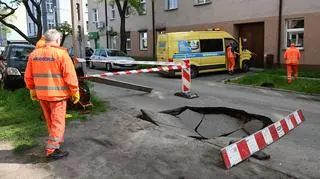 Na ulicy zapadł się sporych rozmiarów fragment jezdni