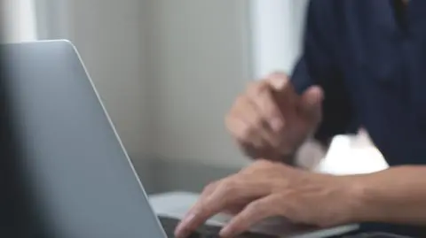 Internetowa znajomość z rzekomym lekarzem zakończyła utratą oszczędności