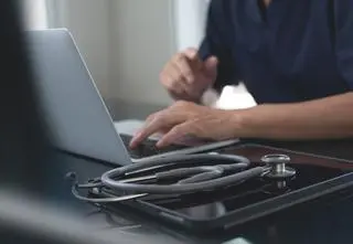 Włamanie na elektroniczne konta lekarzy. Zarzuty dla informatyka