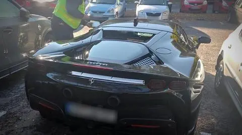 Jechał za szybko, wyprzedzał na przejściu dla pieszych. Kierowca ferrari nie przyjął mandatu