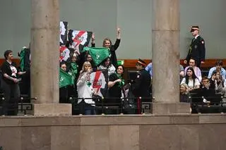 Członkinie Strajku Kobiet na sejmowej galerii