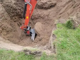 Nagrobki leżały w ziemi u podnóża górki 