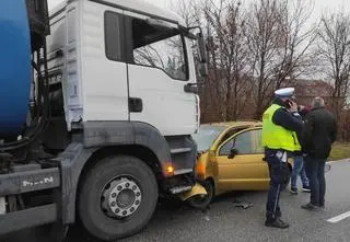 61-latek uderzył w śmieciarkę. Zginął na miejscu