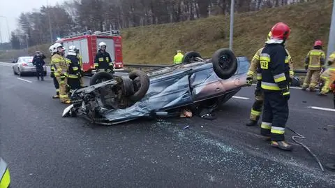 Samochód dachował na autostradzie A2. Cztery osoby w szpitalu 
