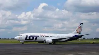 Kołujący Boeing 737-400 z reprezentacją Włoch 