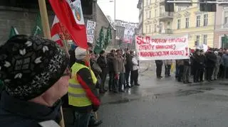 Protestujący nieśli flagi i transparenty z napisami m
