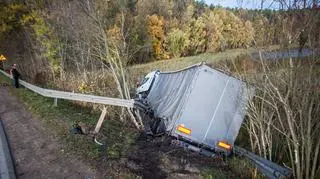 Ciężarówka staranowała barierki