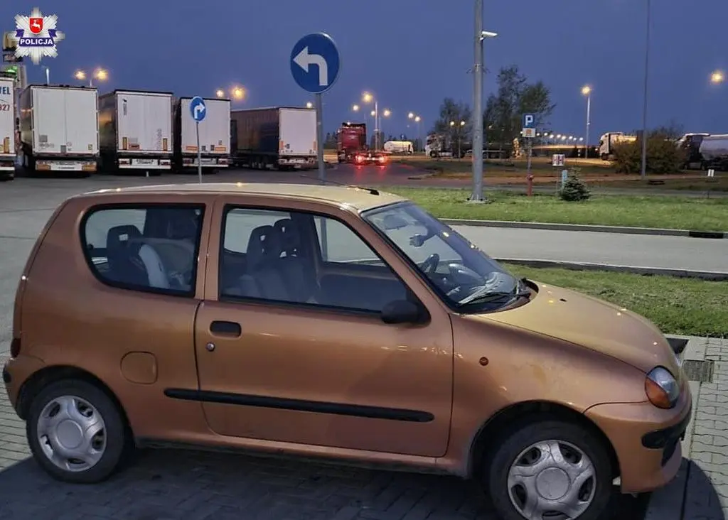 Jechał na parkingu pod prąd 