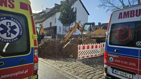 Pracowali w głębokim wykopie, przysypała ich ziemia. Nie żyje jedna osoba
