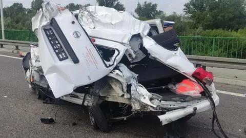 Zdążył przeskoczyć przez barierkę tuż przed tym, jak ciężarówka uderzyła w jego służbowe auto